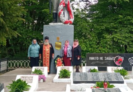 Поклонимся Великим тем годам…